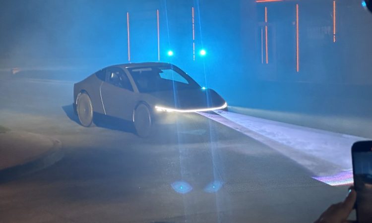 Le Tesla Cybercab aperçu en test sur les routes : un tournant inattendu pour le futur des transports !
