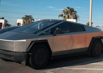 Rappel surprenant : 6 197 Cybertrucks de Tesla affectés par un problème d’adhésif sur la barre lumineuse !