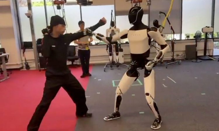 Tesla Optimus : le robot qui maîtrise les arts martiaux dans une vidéo surprenante de ses capacités !