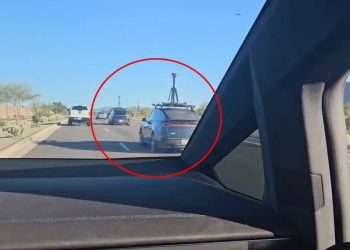 Des unités de test de Tesla Robotaxi aperçues dans une nouvelle région, le lancement imminent soulève des questions intrigantes.