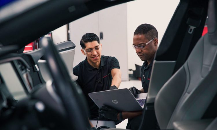 Tesla bouleverse sa politique de service : un changement colossal qui ravira les propriétaires !