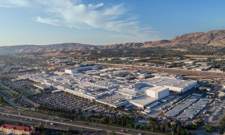 Tesla remporte une victoire retentissante au tribunal, mais la tension sur les accusations de discrimination raciale persiste.