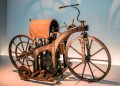 La surprenante origine de la moto et de l’automobile : il y a 140 ans, Daimler prenait une décision qui allait tout changer !