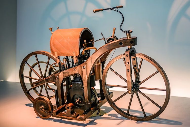 La surprenante origine de la moto et de l’automobile : il y a 140 ans, Daimler prenait une décision qui allait tout changer !