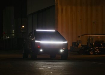 Tesla dévoile la solution inattendue pour installer la barre lumineuse du Cybertruck !
