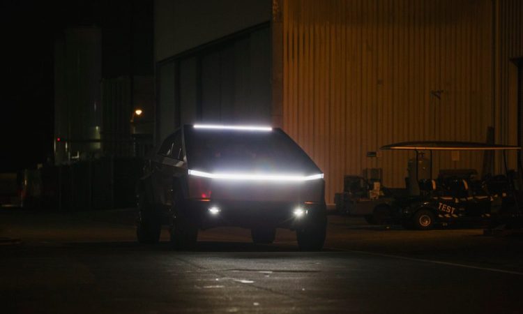 Tesla dévoile la solution inattendue pour installer la barre lumineuse du Cybertruck !