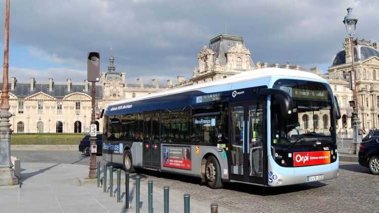 Île-de-France : la carte bancaire va-t-elle vraiment remplacer les tickets de bus ?