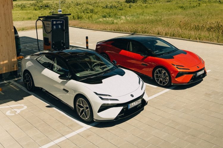 Lotus parie sur la vitesse de recharge : un choix risqué qui pourrait tout changer !