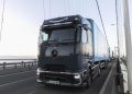 Amazon surprend avec un impressionnant convoi de Mercedes eActros 600 !