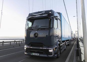 Amazon surprend avec un impressionnant convoi de Mercedes eActros 600 !