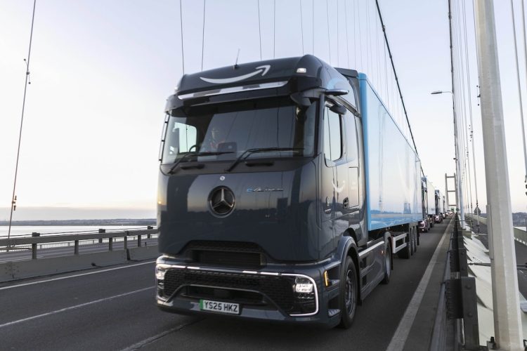Amazon surprend avec un impressionnant convoi de Mercedes eActros 600 !