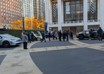 Ron Baron affirme que Tesla et SpaceX sont des investissements à vie, mais à quel prix ?