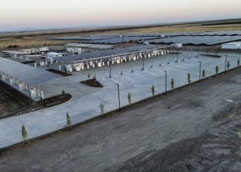 Tesla inaugure le plus grand Superchargeur au monde : 168 bornes pour un futur électrique surprenant !