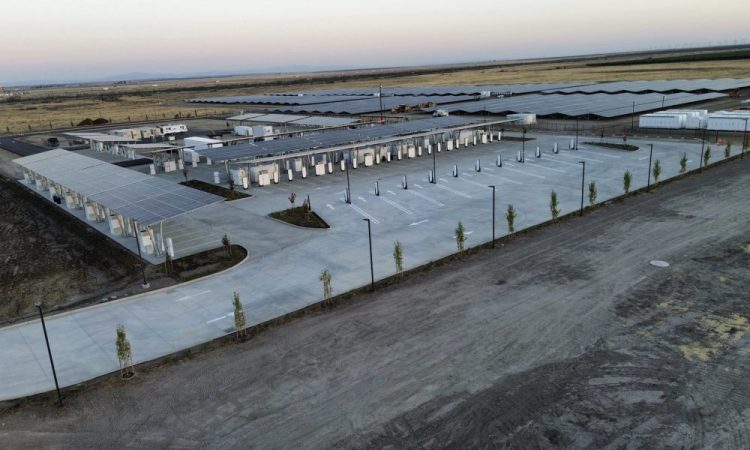 Tesla inaugure le plus grand Superchargeur au monde : 168 bornes pour un futur électrique surprenant !