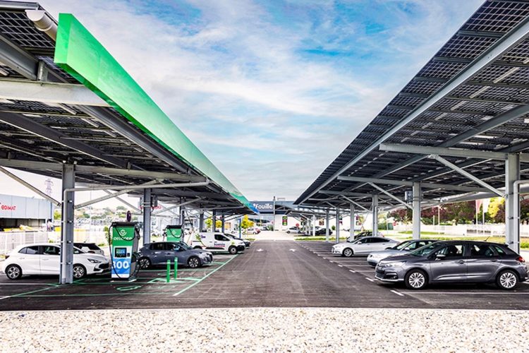 Station ultra-rapide : la recharge électrique qui va changer votre quotidien !
