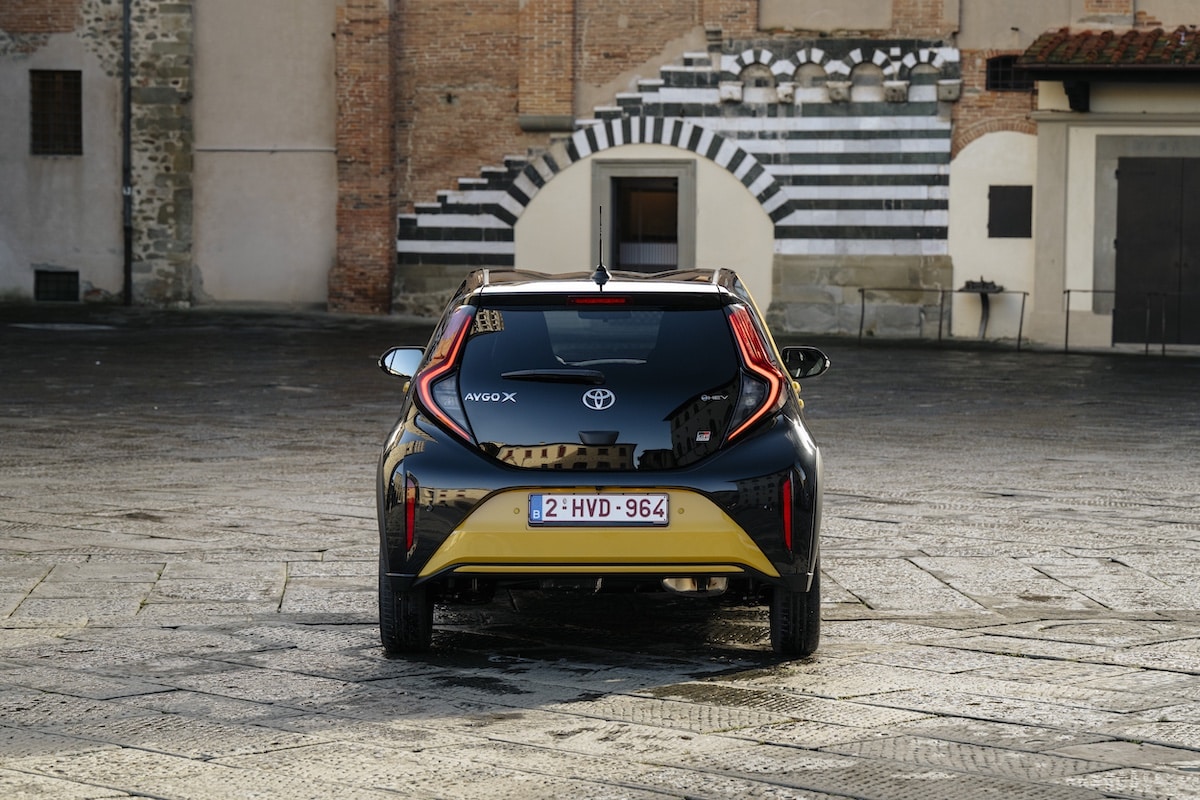 Vue arrière de la Toyota AYGO X Hybride