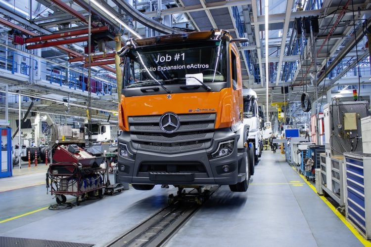 Le petit camion électrique Mercedes fait son entrée en production : une surprise qui va bouleverser le marché !
