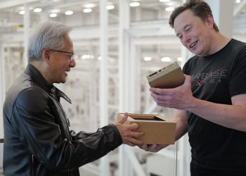 Jensen Huang, PDG de NVIDIA, salue Elon Musk de Tesla pour sa vision audacieuse et précoce.