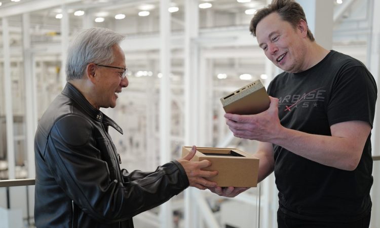Jensen Huang, PDG de NVIDIA, salue Elon Musk de Tesla pour sa vision audacieuse et précoce.