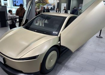 Une Tesla Cybercab prête pour la production fait une entrée fracassante dans les showrooms de San Jose !