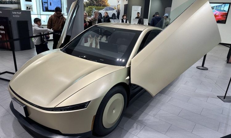 Une Tesla Cybercab prête pour la production fait une entrée fracassante dans les showrooms de San Jose !