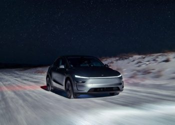 Tesla Full Self-Driving fait la démonstration d’une navigation impressionnante dans la neige épaisse !