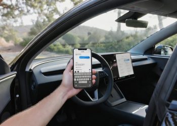 Tesla Full Self-Driving : pouvez-vous vraiment texter en conduisant sans danger ?