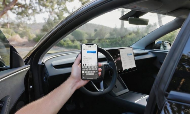 Tesla Full Self-Driving : pouvez-vous vraiment texter en conduisant sans danger ?