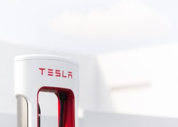 Tesla fait entrer un 15e constructeur automobile dans l’accès aux Superchargeurs en 2025 : une surprise qui pourrait changer la donne !