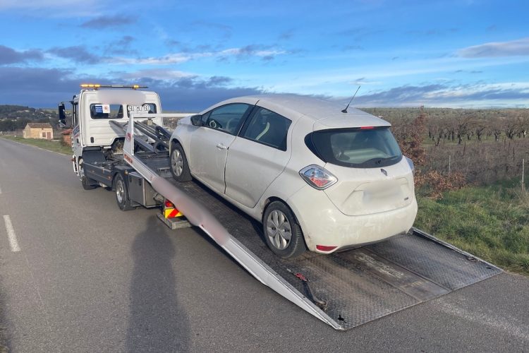 Attrapé sans permis, drogué et téléphone en main : vous ne devinerez jamais ce qui suit !