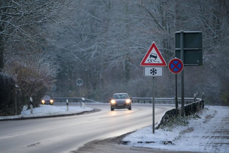 Saler les routes avant l’arrivée de la neige : une méthode inefficace qui pourrait vous surprendre !