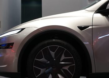 Tesla confirme sa stratégie FSD lors de CES 2026, mais un défi colossal attend ses concurrents, selon un analyste.