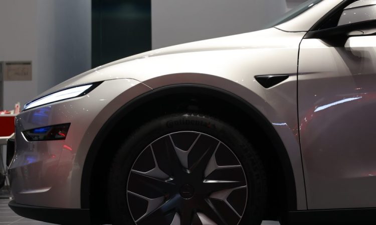 Tesla confirme sa stratégie FSD lors de CES 2026, mais un défi colossal attend ses concurrents, selon un analyste.