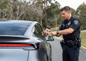 Une nouvelle fonctionnalité de la Tesla Model Y attire l&rsquo;attention des policiers et met le conducteur en danger !