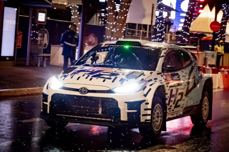 Un pilote prestigieux au volant de cette Toyota Yaris de rallye à hydrogène : un moment inattendu à ne pas manquer !