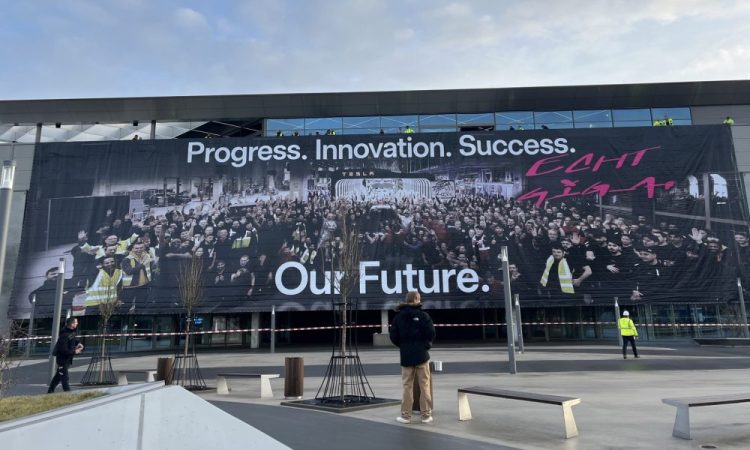 Tesla Giga Berlin se démarque en affichant sa solidarité face au conflit avec IG Metall.