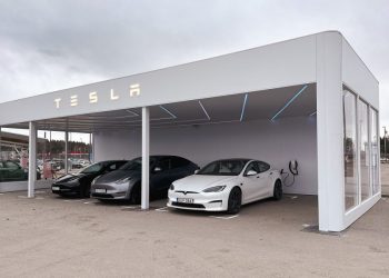 La confrontation de Tesla en Suède attire le soutien de l&rsquo;UAW : les syndicats intensifient leur campagne de pression !