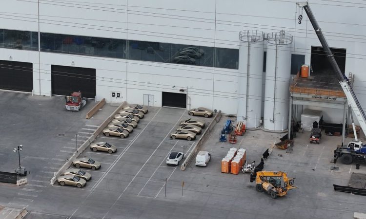 Tesla accélère la fabrication des tests de Cybercab avant une production de masse : qu’est-ce qui se cache derrière cette stratégie audacieuse ?