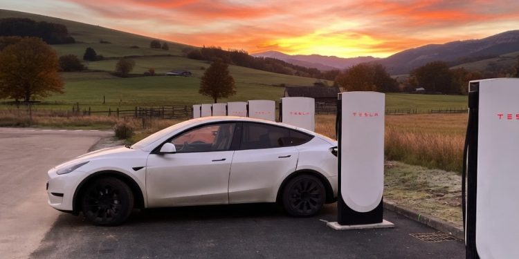 Les « Superchargeurs Pliants » de Tesla pourraient bien bouleverser son expansion la plus audacieuse !