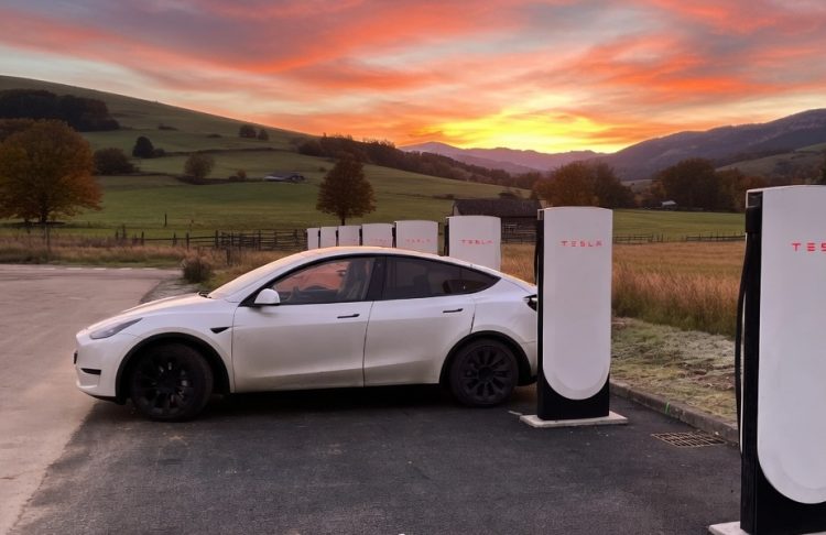 Les « Superchargeurs Pliants » de Tesla pourraient bien bouleverser son expansion la plus audacieuse !