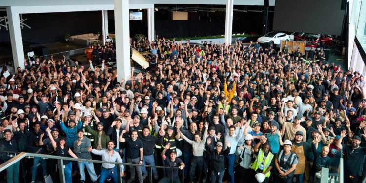 La production du Cybercab sans volant de Tesla : une avancée surprenante et déroutante !