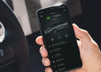 Tesla renforce son application avec des fonctionnalités de sécurité, d&rsquo;assurance et de stockage qui pourraient changer la donne.