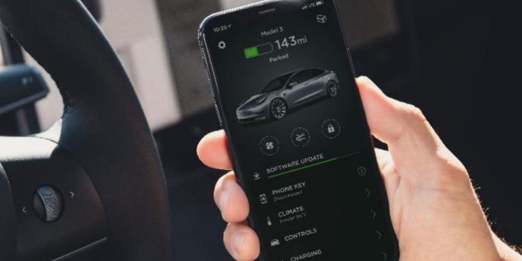 Tesla renforce son application avec des fonctionnalités de sécurité, d&rsquo;assurance et de stockage qui pourraient changer la donne.