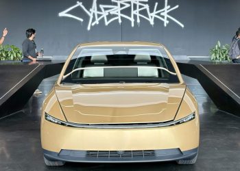 Le Tesla Cybercab subit un changement fou alors que la production de masse démarre !
