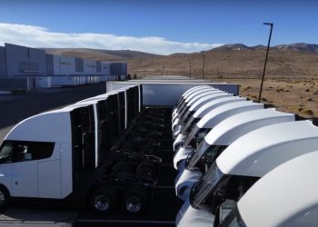 La nouvelle usine de camions Semi de Tesla ouvre ses portes avec un détail qui va bouleverser l&rsquo;industrie !