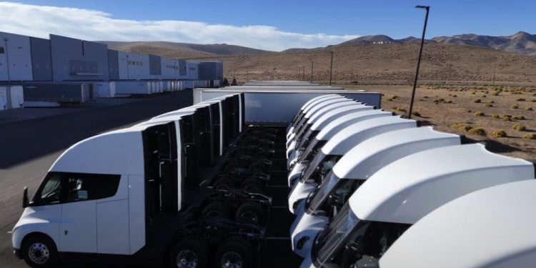 La nouvelle usine de camions Semi de Tesla ouvre ses portes avec un détail qui va bouleverser l&rsquo;industrie !