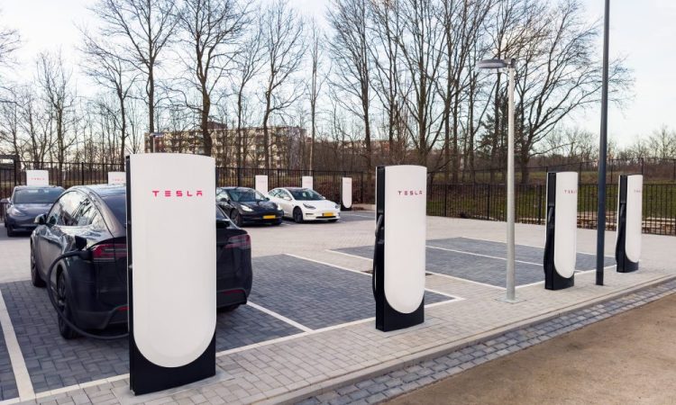 Le Superchargeur Tesla pour les entreprises : un écart de ROI choquant entre les meilleurs et les pires emplacements !