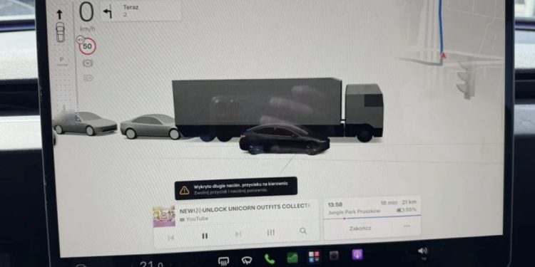 Tesla intègre des conceptions internationales dans la visualisation de la conduite entièrement autonome : ce que cela signifie vraiment pour l&rsquo;avenir.
