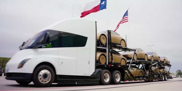 Le Tesla Semi transporte un nouveau lot de Cybercabs, marquant le début d&rsquo;une ère de Robotaxis fascinante.