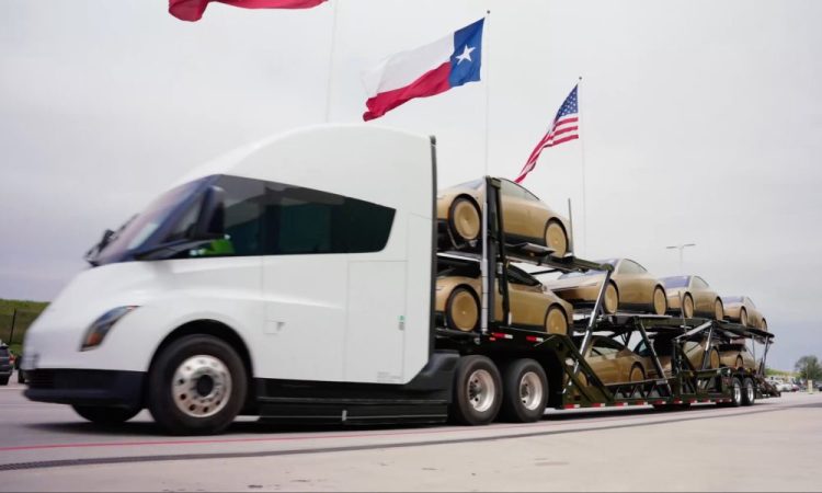 Le Tesla Semi transporte un nouveau lot de Cybercabs, marquant le début d&rsquo;une ère de Robotaxis fascinante.